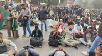 Dismissed BDR men, families block Shahbagh for justice