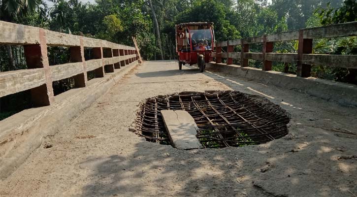 সেতুর মাঝখানে বিশাল গর্ত, ৬ মাস ধরে যান চলাচল বন্ধ