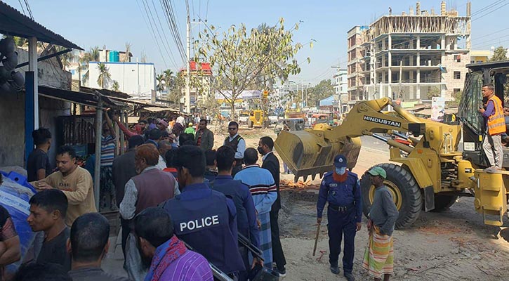 নাটোর শহরে চলছে অবৈধ স্থাপনা উচ্ছেদ অভিযান