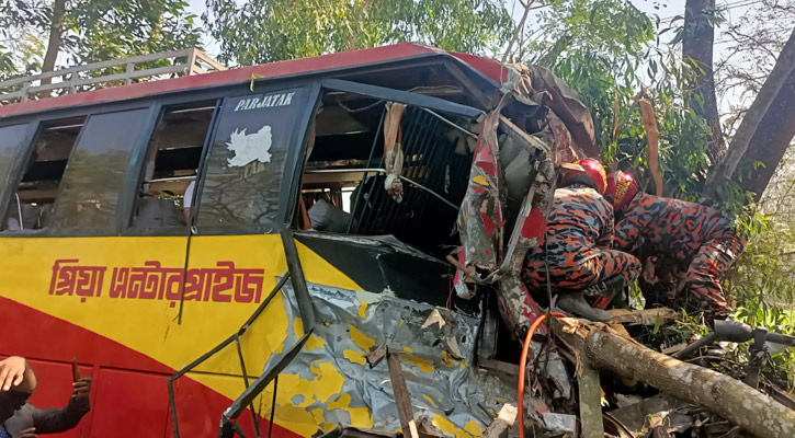 বরিশালে দুই বাসের সংঘর্ষে চরমোনাই মাহফিলের মুসুল্লি নিহত