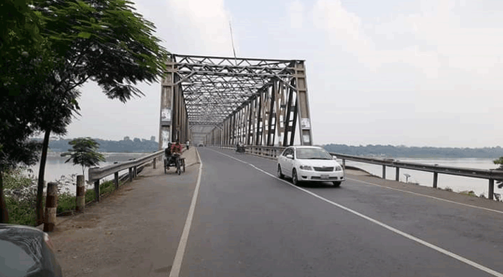 ফরিদপুরে মহাসড়কে গাছ ফেলে ট্রাকে ডাকাতি