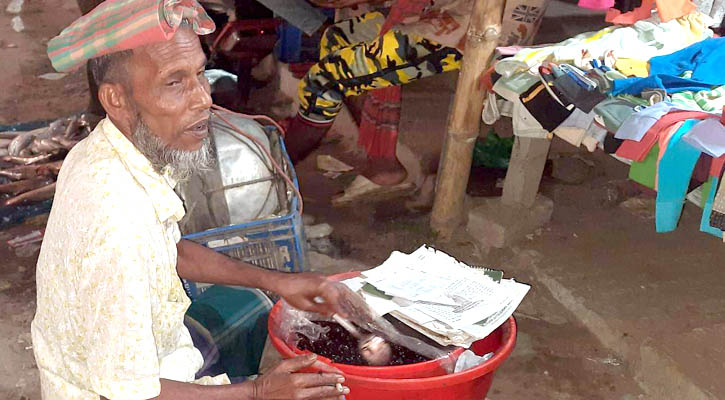 বরই আচার বেচেই ১১ সদস্যের পরিবার চালান শাহাব উদ্দিন