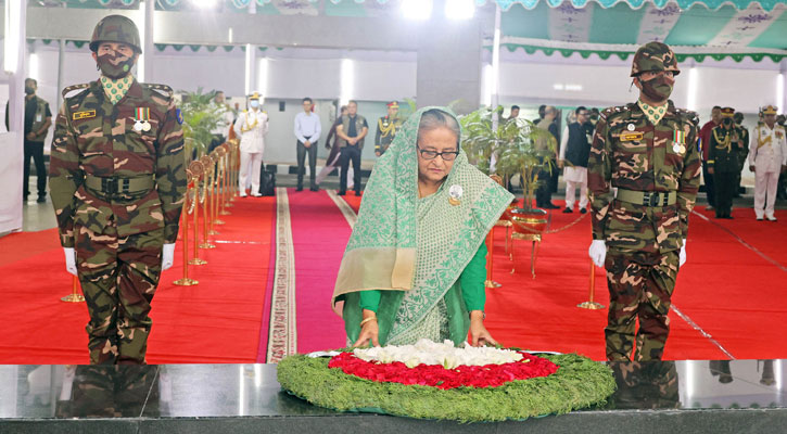 বঙ্গবন্ধুর প্রতিকৃতিতে প্রধানমন্ত্রীর শ্রদ্ধা