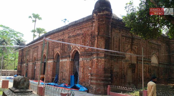 মুঘল সাম্রাজ্যের নিদর্শন বাঘার ‘দশ গম্ভুজ শাহী মসজিদ’