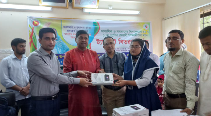 প্রধানমন্ত্রীর উপহারের ট্যাব পাচ্ছে ফেনীর ৪২৬ শিক্ষার্থী