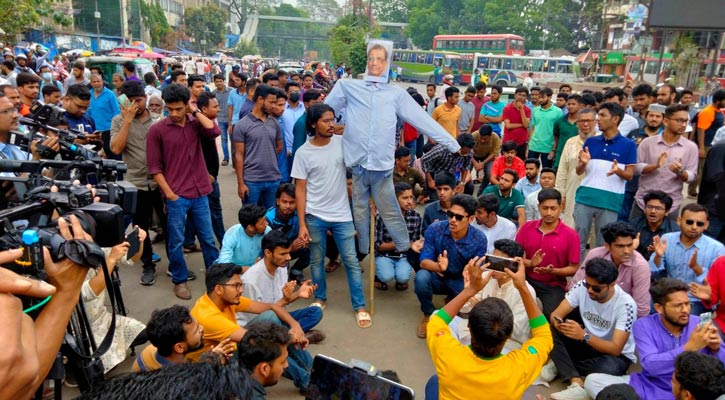 প্রথম আলো সম্পাদকের গ্রেপ্তার দাবিতে শাহবাগে অবরোধ