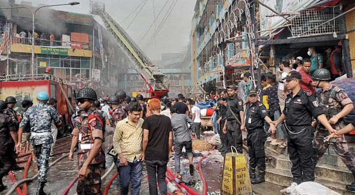 নিউ সুপার মার্কেটে আগুন: ফায়ার সার্ভিসকে সহায়তায় যোগ দিয়েছে র‌্যাব