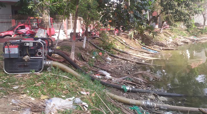 নিউ সুপার মার্কেটে আগুন: ত্রাতার ভূমিকায় ঢাকা কলেজের পুকুর