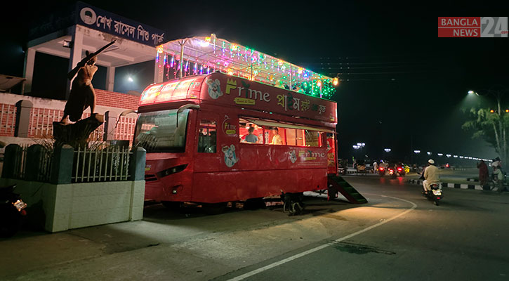 ছাদ খোলা বাসে রেস্টুরেন্ট!