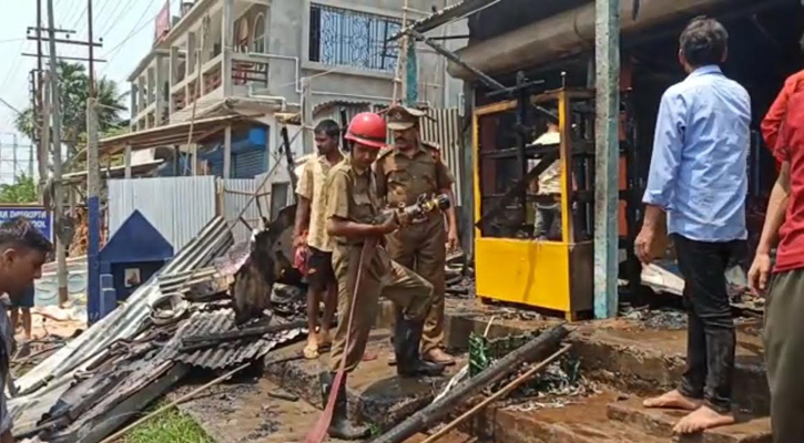 ত্রিপুরা বিশ্ববিদ্যালয় সংলগ্ন এলাকায় ভয়াবহ অগ্নিকাণ্ড