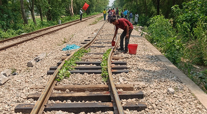 অত্যাধিক গরমে ফের বেঁকে গেল রেললাইন!