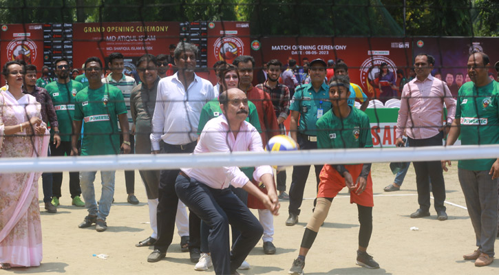 উদ্বোধনের পর মাঠে ভলিবল খেললেন মেয়র আতিক 