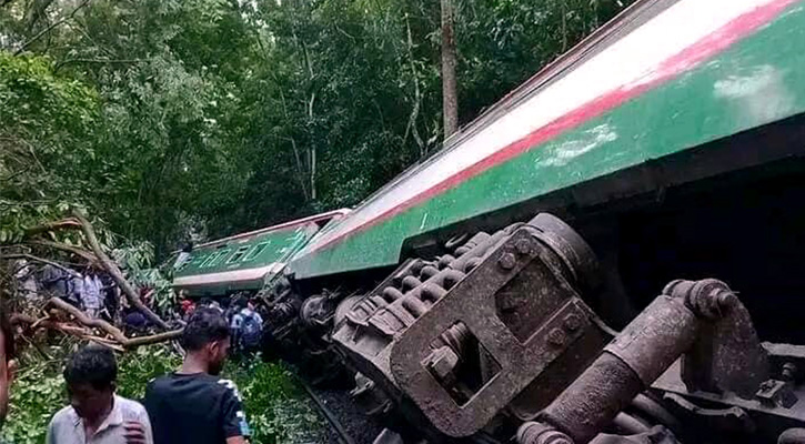 মৌলভীবাজারে ট্রেনের ইঞ্জিনসহ ২ বগি লাইনচ্যুত, রেল যোগাযোগ বন্ধ