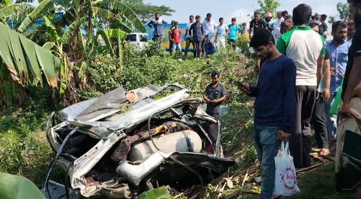 ট্রাকের ধাক্কায় দুমড়েমুচড়ে গেল মাইক্রোবাস, নিহত ২