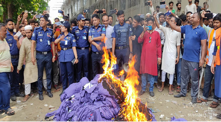 ব্যঙ্গ কার্টুন: প্রিন্ট করা টিশার্ট পুড়িয়ে ক্ষুব্ধ শ্রমিকদের শান্ত করলো মালিকপক্ষ