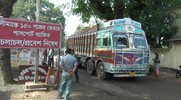 ভারতীয় ট্রাক চালককে মারধর, হিলি স্থলবন্দরে আমদানি-রপ্তানি বন্ধ 