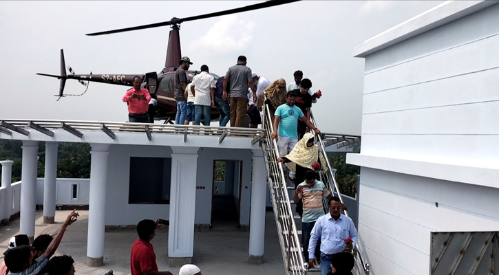 হেলিকপ্টারে নিজ বাড়ির ছাদে নামলেন প্রবাসী, উৎসুক জনতার ভিড়