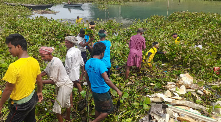 ফরিদপুরের কুমার নদ বাঁচাতে কচুরিপানা অপসারণে ১০ হাজার মানুষ