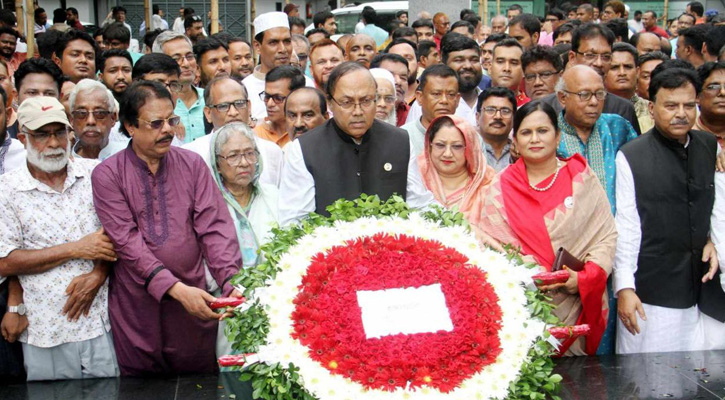 বঙ্গবন্ধুর প্রতিকৃতিতে রাসিক মেয়র লিটনের শ্রদ্ধা