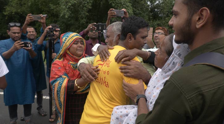 ২১ বছর পর ভারত থেকে মা-বাবার বুকে ফিরলেন মতিউর!