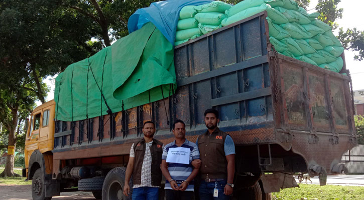 ৫০০ বস্তা সার পাচারের সময় ট্রাকসহ যুবক গ্রেপ্তার 