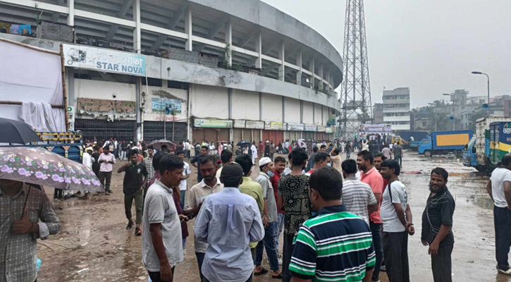 বৃষ্টি মাথায় জড়ো হচ্ছেন বিএনপির নেতাকর্মীরা