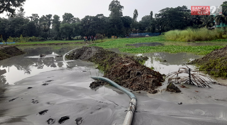 অবৈধভাবে বিএনপি নেতার বালু উত্তোলন, হুমকিতে ফসলি জমি