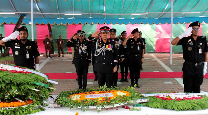 টুঙ্গিপাড়ায় বঙ্গবন্ধুর সমাধিতে র‍্যাব ডিজির শ্রদ্ধা