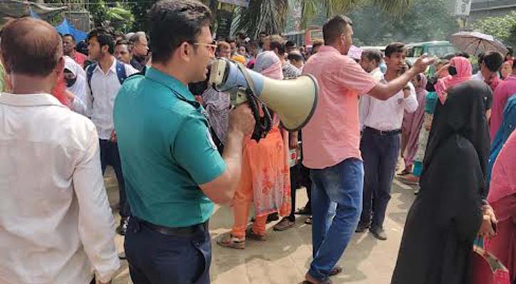 ভুল কেন্দ্রে আসা এইচএসসি পরীক্ষার্থীকে মূল কেন্দ্রে পৌঁছে দিল পুলিশ  