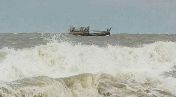 সাগরে ১৪ ঘণ্টা ধরে ডুবচরে আটকা ১৯ জেলে