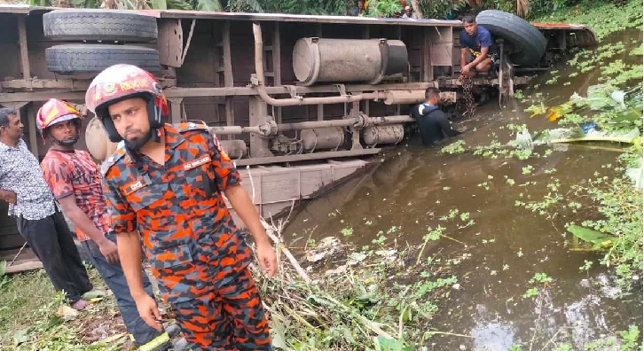 নিয়ন্ত্রণ হারিয়ে মাইজভান্ডার ভক্তদের বাস খাদে, আহত ১৫