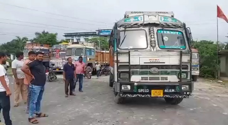 ২৩ দিন পর বাংলাবান্ধা বন্দর দিয়ে পাথর আমদানি শুরু