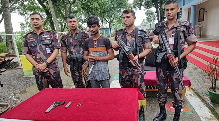 চাঁপাইনবাবগঞ্জ সীমান্ত থেকে অস্ত্র চোরাকারবারি আটক