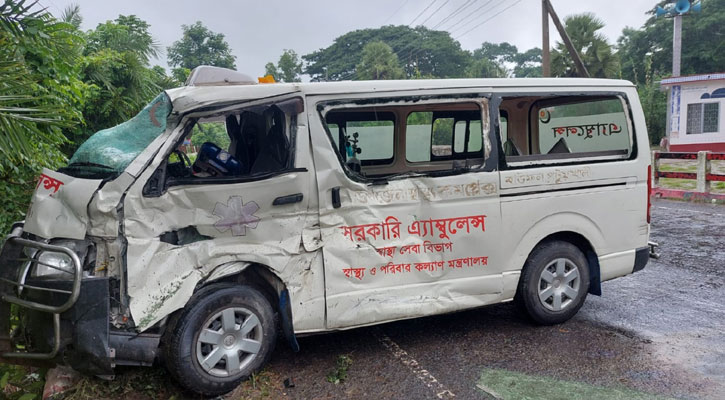 ঝালকাঠিতে বাস-অ্যাম্বুলেন্স সংঘর্ষ, আহত ৪