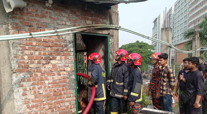 রাজধানীতে মসজিদের কক্ষে লাগা আগুন নেভালো ফায়ার সার্ভিস