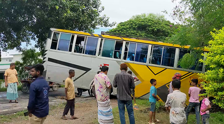 পাবনায় অটোরিকশায় বাসের ধাক্কা, শিক্ষার্থীসহ নিহত ২