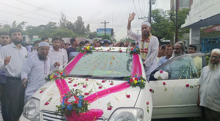 সারা জীবন বাইসাইকেলে চড়া শিক্ষক বিদায় নিলেন ফুলের গাড়িতে