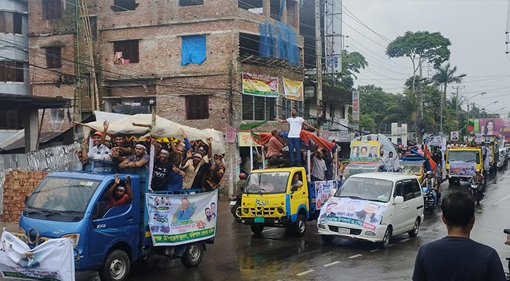 বৃষ্টিতে ভিজে রোডমার্চে বিএনপির নেতাকর্মীরা