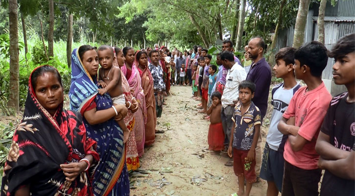 মাদারীপুরে ফসলি জমি-রাস্তা নষ্ট করে খাল খনন করায় মানববন্ধন