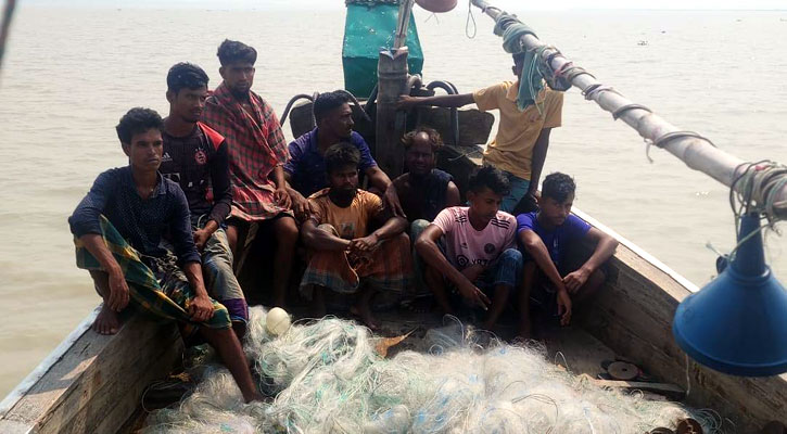 ভোলায় নিষেধাজ্ঞা অমান্য করে ইলিশ ধরায় ১২ জেলের কারাদণ্ড