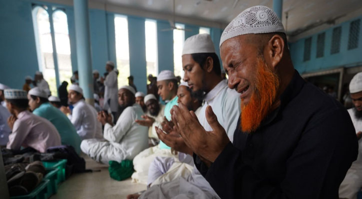 সালাম ফিরিয়েই পতাকা উঁচিয়ে ‘নায়ারে তাকবির, আল্লাহু আকবর’ 