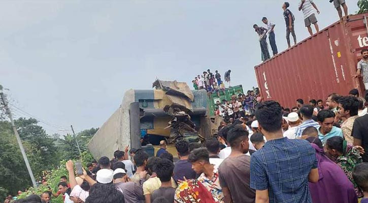 ভৈরবে দুর্ঘটনাস্থলে যাচ্ছে উদ্ধারকারী দুই ট্রেন