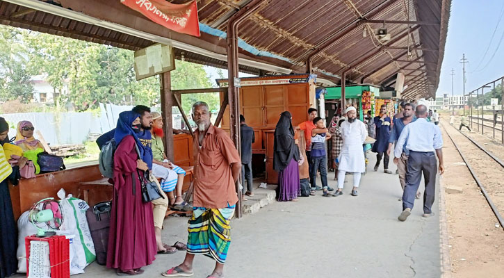 চাষাঢ়ায় ২ ঘণ্টা থেমে ছিল ট্রেন, যাত্রীদের ভোগান্তি  