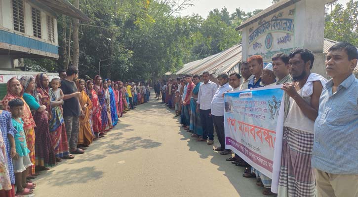 নাজিরপুরে অবৈধ বালু উত্তোলন বন্ধের দাবিতে মানববন্ধন