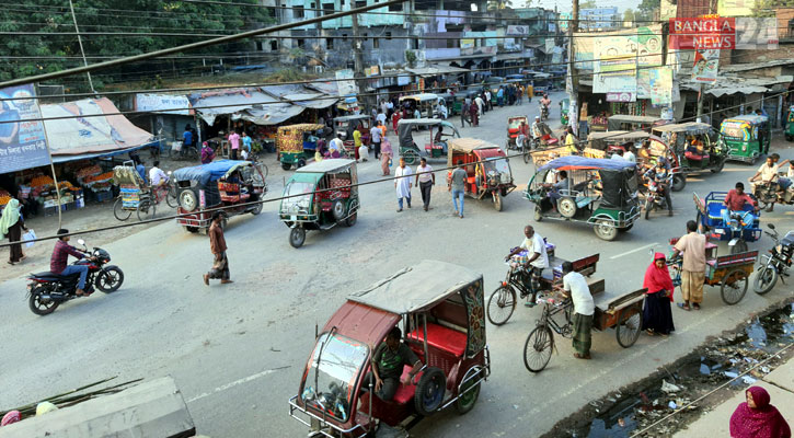 গাইবান্ধায় রাজপথে অটোরিকশা-ইজিবাইকের রাজত্ব