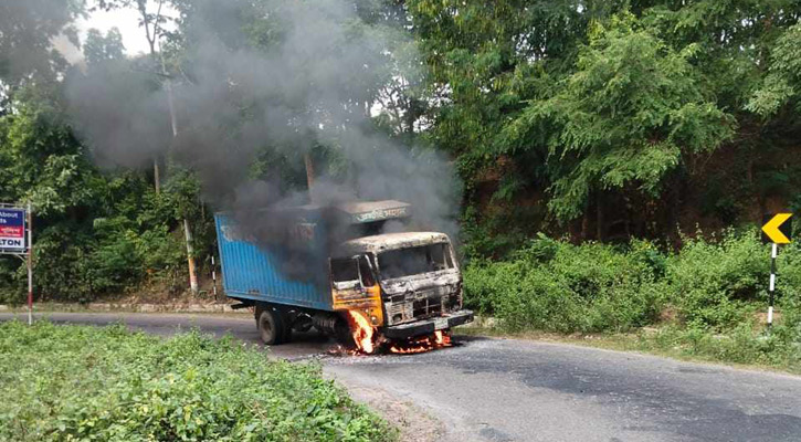 মাটিরাঙ্গায় কাভার্ডভ্যানে আগুন