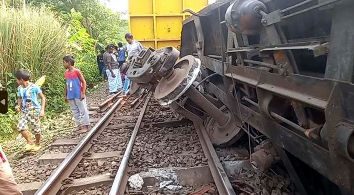 নাটোরে মালবাহী ট্রেনের দুটি বগি লাইনচ্যুত, রেল যোগাযোগ বন্ধ