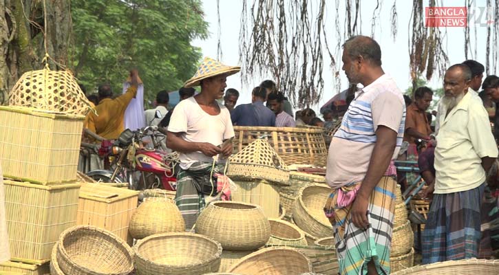 নওগাঁয় বাঁশ পণ্যের ঐতিহ্যবাহী হাট