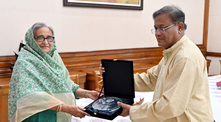 ‘ক্লাইমেট মোবিলিটি চ্যাম্পিয়ন লিডার’ পুরস্কার গ্রহণ করলেন প্রধানমন্ত্রী