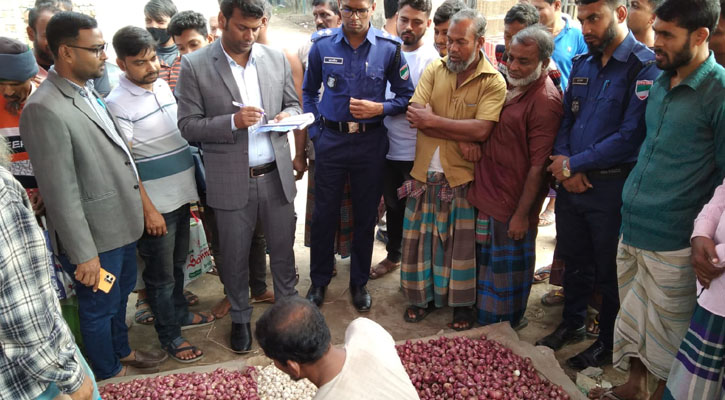 রাত পোহাতেই পেঁয়াজের দাম দ্বিগুণ, ৩ ব্যবসায়ীকে জরিমানা 